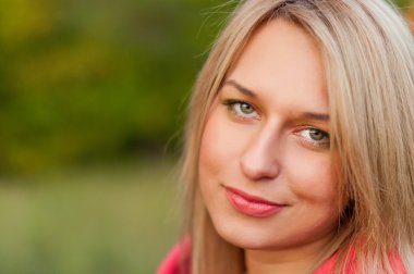 sonbahar kadını arka plan yapraklar