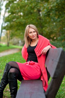 sonbahar kadını bir bankta oturan