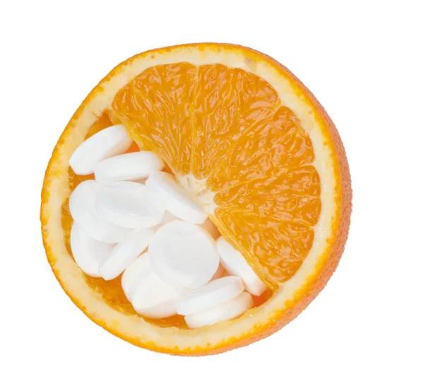 Close-up de laranja e comprimidos isolados - conceito de vitamina — Fotografia de Stock