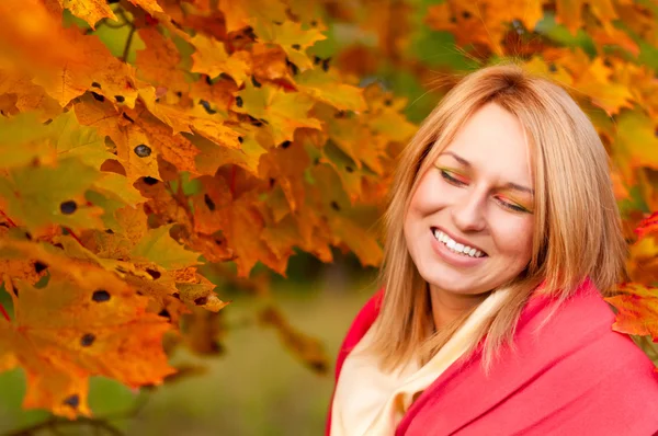 Podzimní žena na leafs pozadí — Stock fotografie