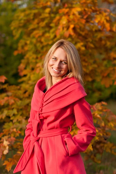 Herbst Frau auf Blättern Hintergrund — Stockfoto