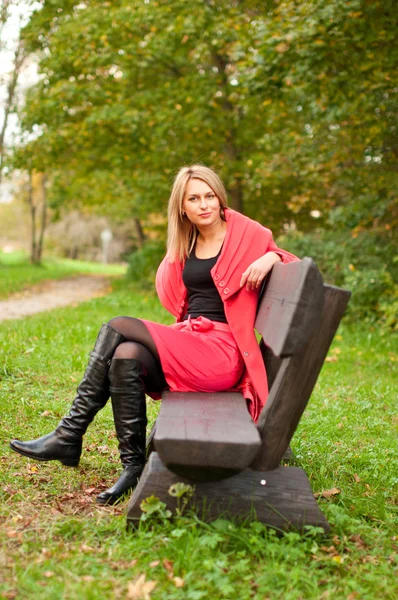 Femme d'automne assise sur un banc — Photo