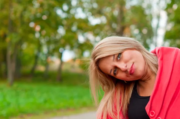 Mujer de otoño sentada en un banco — Foto de Stock