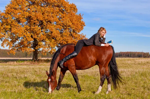 Schöne Frau, die mit Pferd geht — Stockfoto