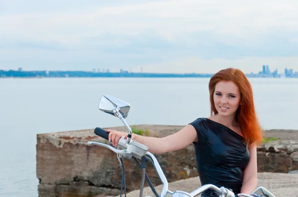 Vacker, sexig, ung kvinna på en motorcykel — Stockfoto