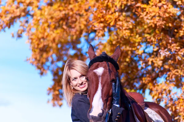 Hermosa mujer caminando con caballo — Foto de Stock