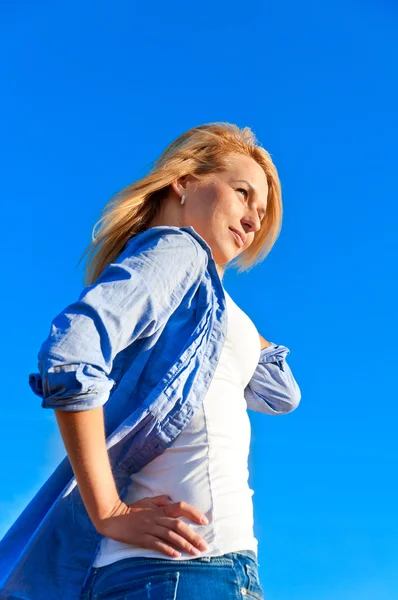 Mooie vrouw in spijkerbroek korte en shirt — Stockfoto