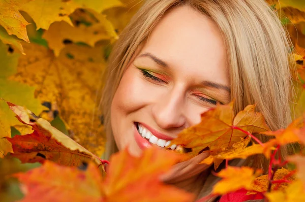 Mulher de outono no fundo de folhas — Fotografia de Stock