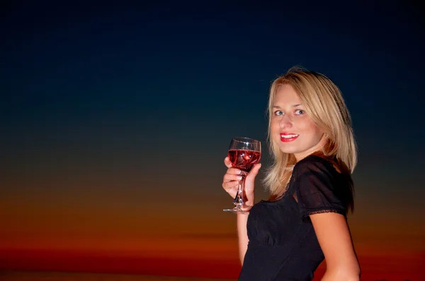 Bela senhora com copo de vinho na praia — Fotografia de Stock