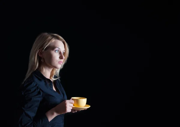 Cheveux blonds femme avec café sur un fond sombre — Photo