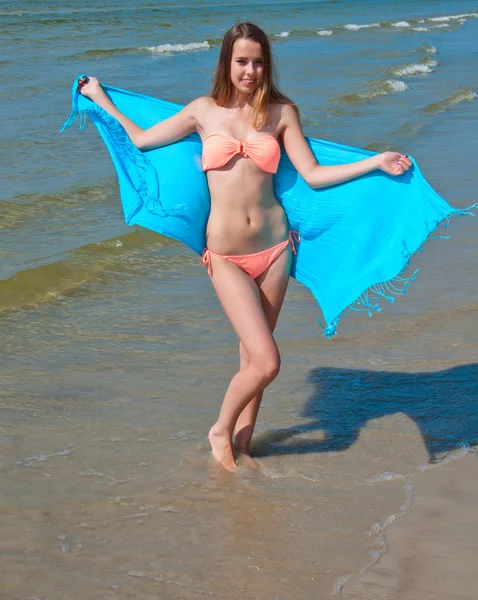 Schönes Mädchen mit blauem Schal am Strand. — Stockfoto