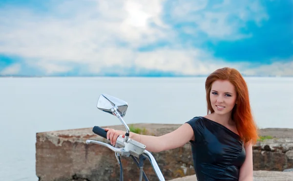 Mooie, sexy, jonge vrouw op een motorfiets — Stockfoto