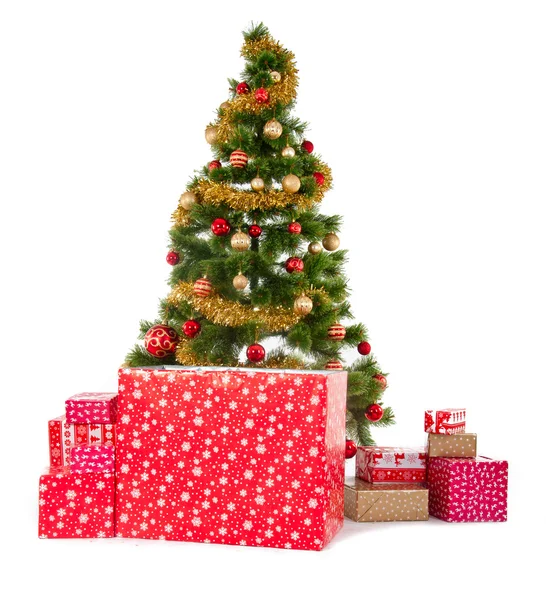 Χριστουγεννιάτικο Δέντρο και Δώρα. Πάνω από λευκό φόντο — Φωτογραφία Αρχείου