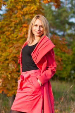 sonbahar kadını arka plan yapraklar