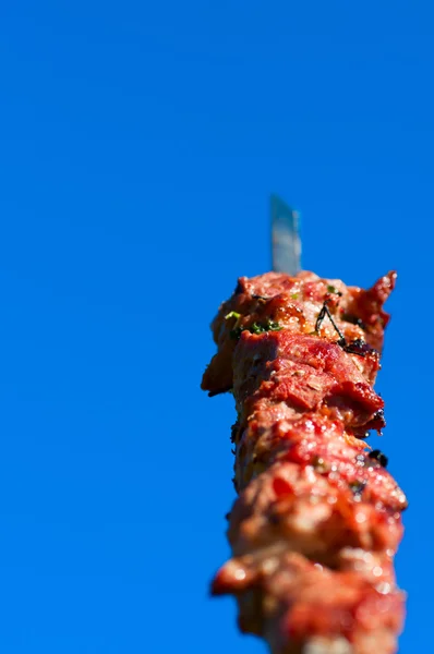 Κρέας στη σχάρα πάνω από το γαλάζιο του ουρανού — Φωτογραφία Αρχείου