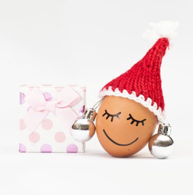 komik güzel yumurta kış santa şapka ve topu lika bir küpe