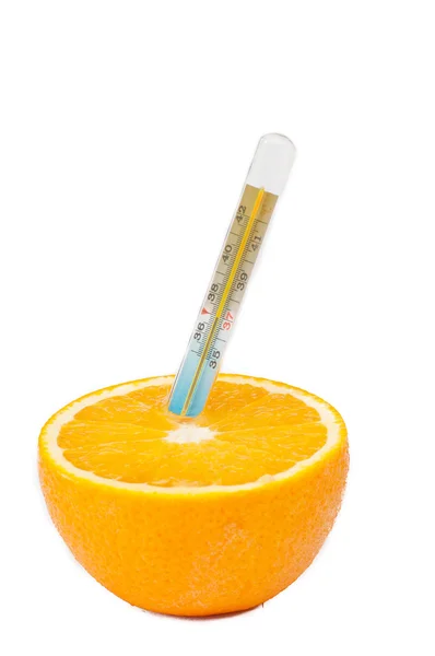 Orange mit einem Thermometer. das Konzept der Krankheit. — Stockfoto