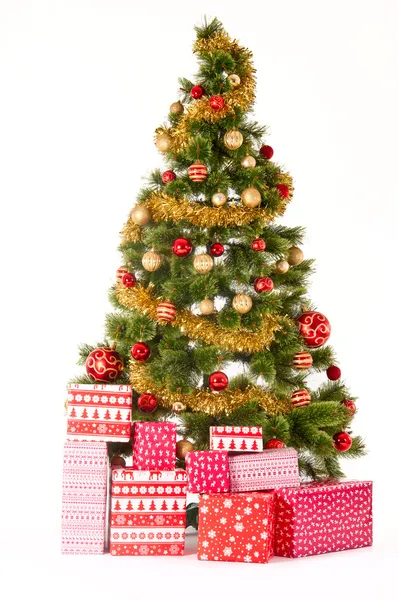 Kerstboom en geschenken. Over witte achtergrond — Stockfoto