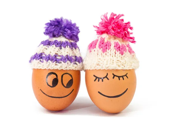 Смішні прекрасні яйця в зимових капелюхах — стокове фото