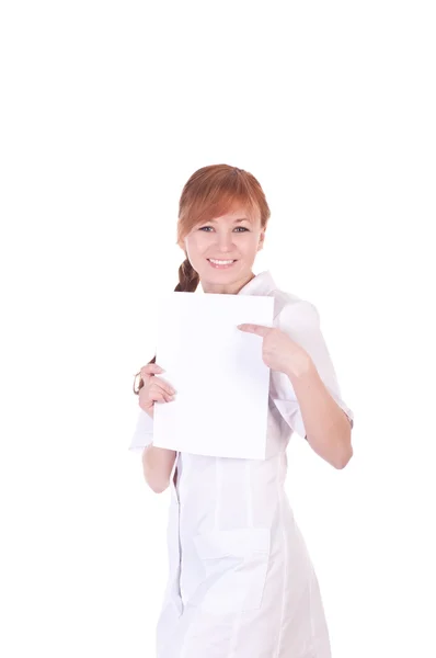 Ung kvinna läkare håller blankt papper. — Stockfoto