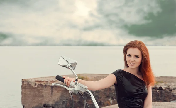 Красивая, сексуальная, молодая женщина на мотоцикле — стоковое фото