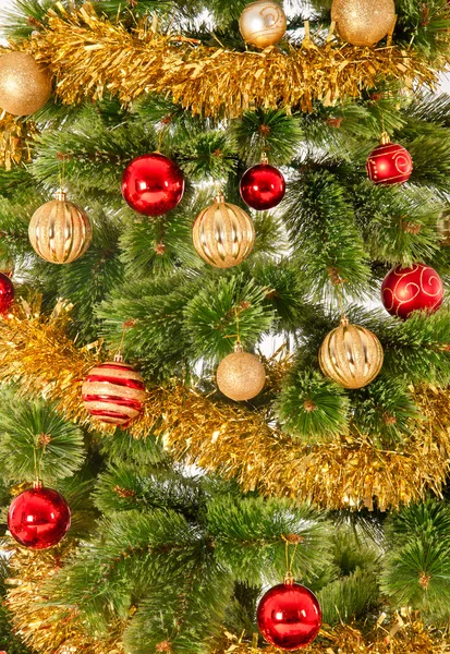 Geschmückter Weihnachtsbaum auf weißem Hintergrund — Stockfoto