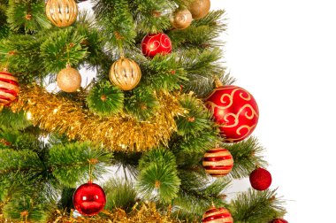 Beyaz arkaplanda dekore edilmiş Noel ağacı