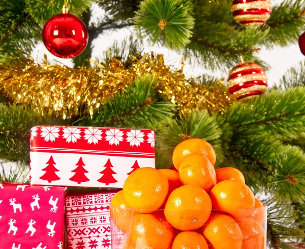 Christmas tree with gifts and mandarines — Stock Photo, Image