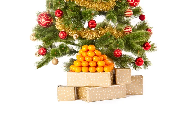 Kerstboom met giften en mandarijnen — Stockfoto