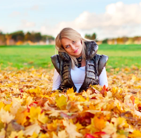 Retrato de mulher bonita em folhas de outono . — Fotografia de Stock