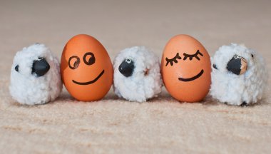 iki komik gülen yumurta yakınlarında küçük bir koyun