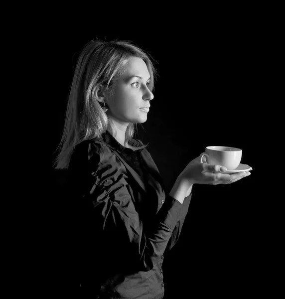 Junge Frau trinkt Tee oder Kaffee aus einer Tasse — Stockfoto