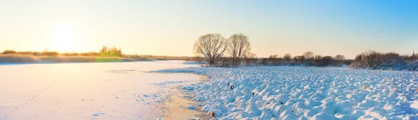 Paisagem de inverno com o rio em dia gelado — Fotografia de Stock