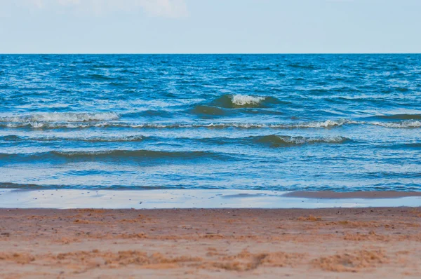 Czysty Piasek na plaży i błękitne niebo i morze — Zdjęcie stockowe