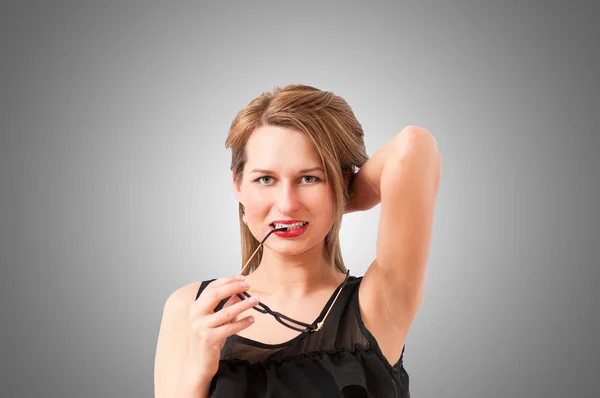 Hermosa mujer posando y sonriendo coqueta — Foto de Stock