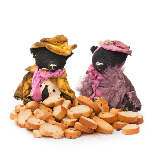 用油煎面包块的手工玩具熊。 — 图库照片