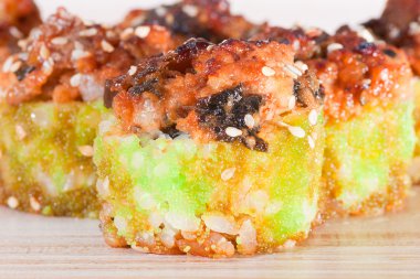 Maki Sushi ahşap arka plan üzerinde