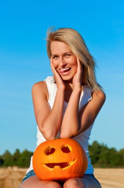 güzel bir kadın kısa bir buğday balya poz