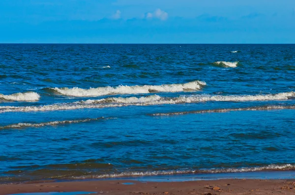 Spiaggia di sabbia pulita e cielo blu e mare — Foto Stock