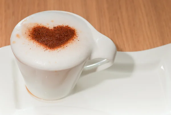 Kawę z cynamonem sercem na pianki mleka — Zdjęcie stockowe