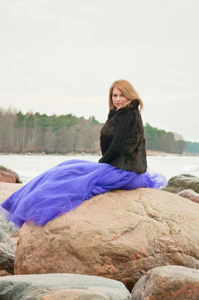 Hermosa chica posando en una roca junto al mar —  Fotos de Stock