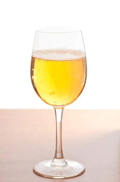 木製の表面に冷たいビールのガラス — ストック写真