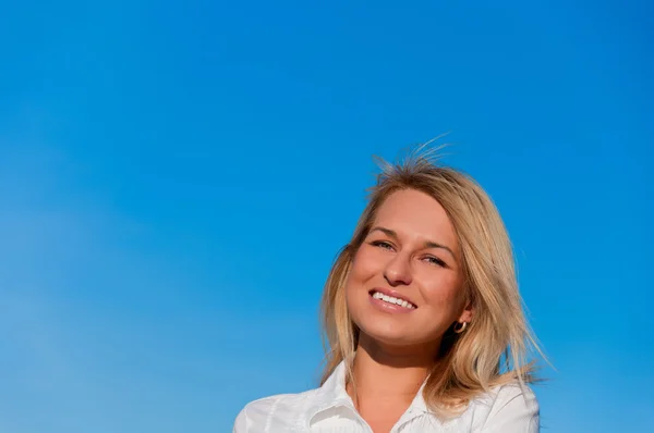 Mooie vrouw poseren in het kort op een tarwe-baal — Stockfoto