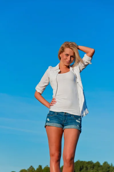 Mulher bonita em breve posando em um fardo de trigo — Fotografia de Stock