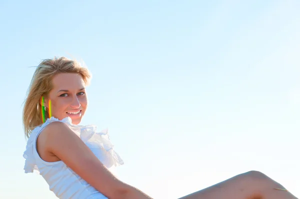 Beautiful woman in  short  posing on a wheat bale — Stock Photo, Image