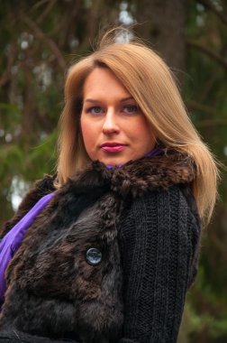 güzel kız mor elbiseli doğada poz