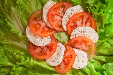 mozzarella, domates ve fesleğenli salata.