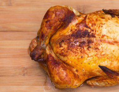 ahşap tahta üzerinde bütün kavrulmuş tavuk
