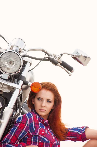 Schön, sexy, junge frau auf einem motorrad — Stockfoto