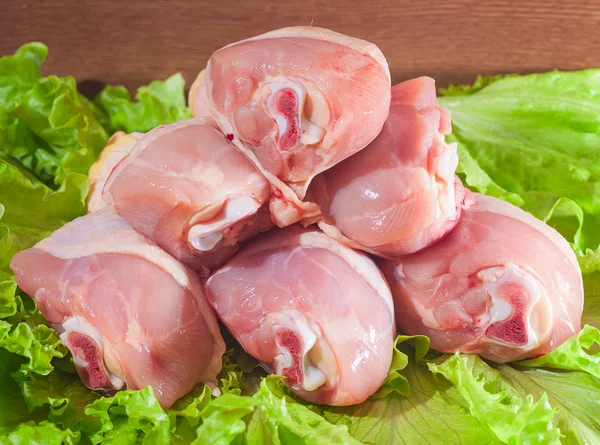 Gambe di pollo crude su insalata — Foto Stock